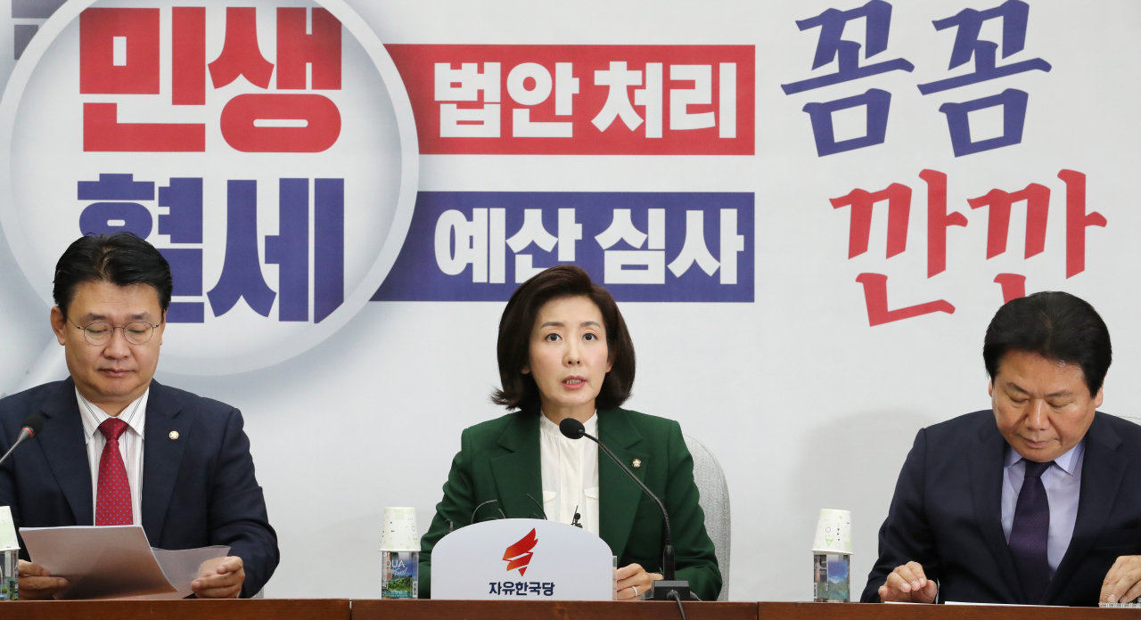 자유한국당 나경원 원내대표(가운데)가 12일 오전 국회에서 열린 원내대책회의에서 발언하고 있다. 연합뉴스