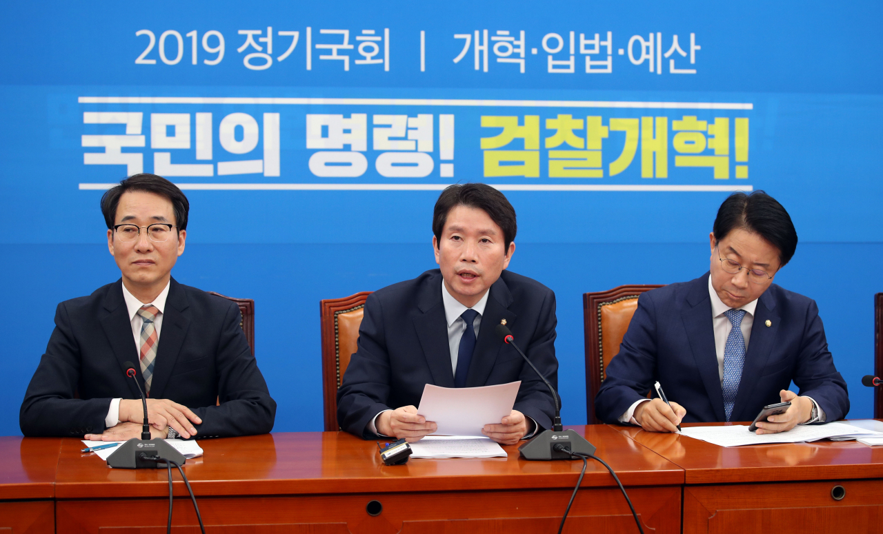 더불어민주당 이인영 원내대표(가운데)가 12일 오전 국회에서 열린 원내대책회의에서 발언하고 있다. 연합뉴스