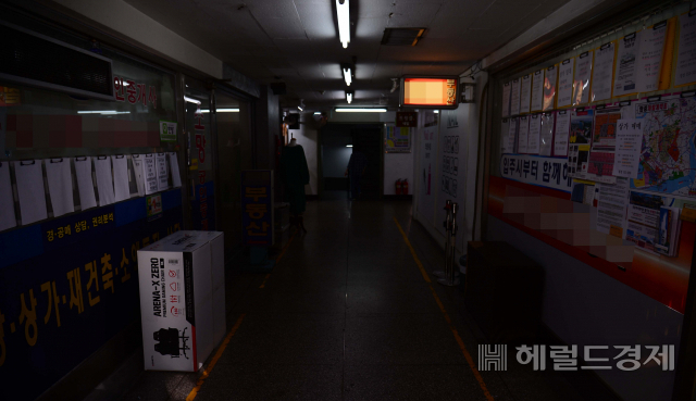 지난 6일 서울 강남구 한 아파트 내 상가에 위치한 부동산 중개업소의 문이 굳게 잠겨있다. [헤럴드경제DB]