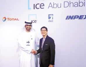 ICE 아부다비 선물거래소 설립 제휴계약 체결식에서 ADNOC 술탄 아흐메드 알 자베르 CEO(왼쪽)과 GS칼텍스 허세홍 대표이사 사장이 기념촬영을 하고 있다. [GS칼텍스 제공]