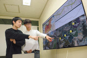 ETRI 연구진이 개발한 시뮬레이터 솔트를 시연하고 작동 상황에 대해 논의하고 있다. [ETRI 제공]