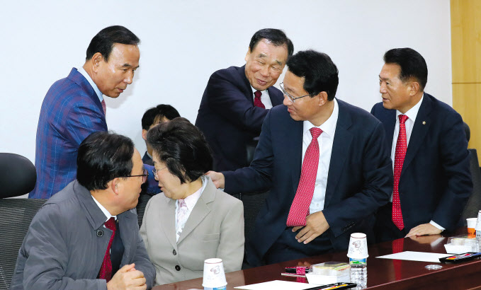 자유한국당 재선 의원들이 12일 오전 국회 의원회관에서 보수통합과 당내 인적쇄신 등에 대한 의견을 교환하기 위해 회동하고 있다. [연합]