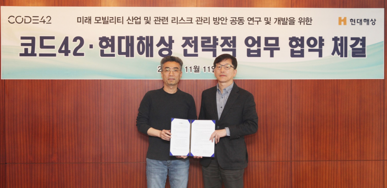 MOU 체결 후 현대해상 이성재 부사장(오른쪽)과 코드42 송창현 대표가 기념촬영을 하고 있다.