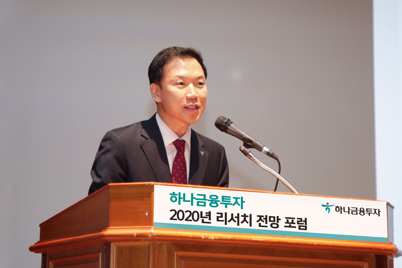 조용준 하나금융투자 리서치센터장이 12일 여의도 본사에서 개최한 '2020년 리서치 전망 포럼'에서 인사말을 하고 있다. [하나금융투자 제공]