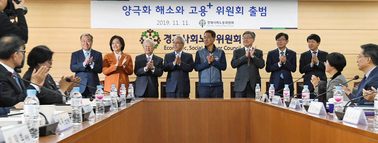 지난 11일 오전 서울 종로구 경제사회노동위원회에서 열린 양극화 해소와 고용플러스 위원회 발족식에서 참석자들이 기념촬영을 하고 있다. 왼쪽부터 어수봉 양극화 해소와 고용플러스 위원장, 박영선 중소벤처기업부장관, 손경식 경총회장, 문성현 경제사회노동위원장, 김주영 한국노총 위원장, 이재갑 고용노동부 장관, 김상조 청와대 정책실장, 안경덕 경제사회노동위원회 상임위원. [연합]