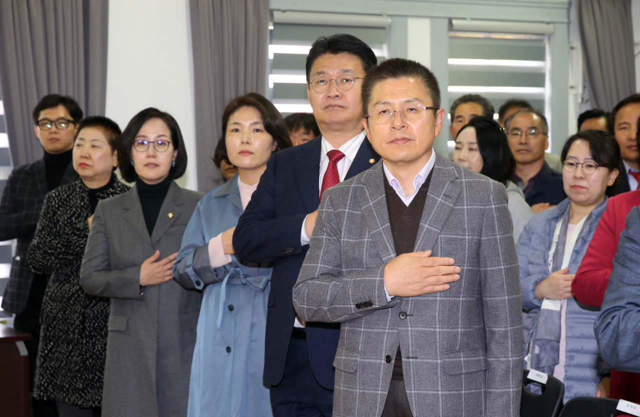 황교안 자유한국당 대표 등 참석자들이 12일 오후 서울 중구 배재학당역사박물관에서 열린 '자유한국당 교육정책비전' 발표 기자회견에서 국기에 경례하고 있다. [연합]