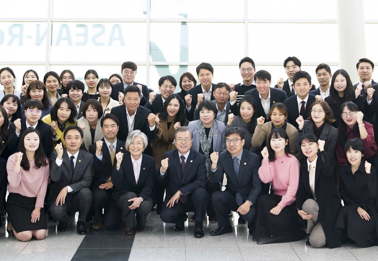 문재인 대통령이 12일 오전 부산 벡스코에서 한-아세안 특별정상회의 준비기획단 직원들과 기념촬영을 하고 있다. [연합]