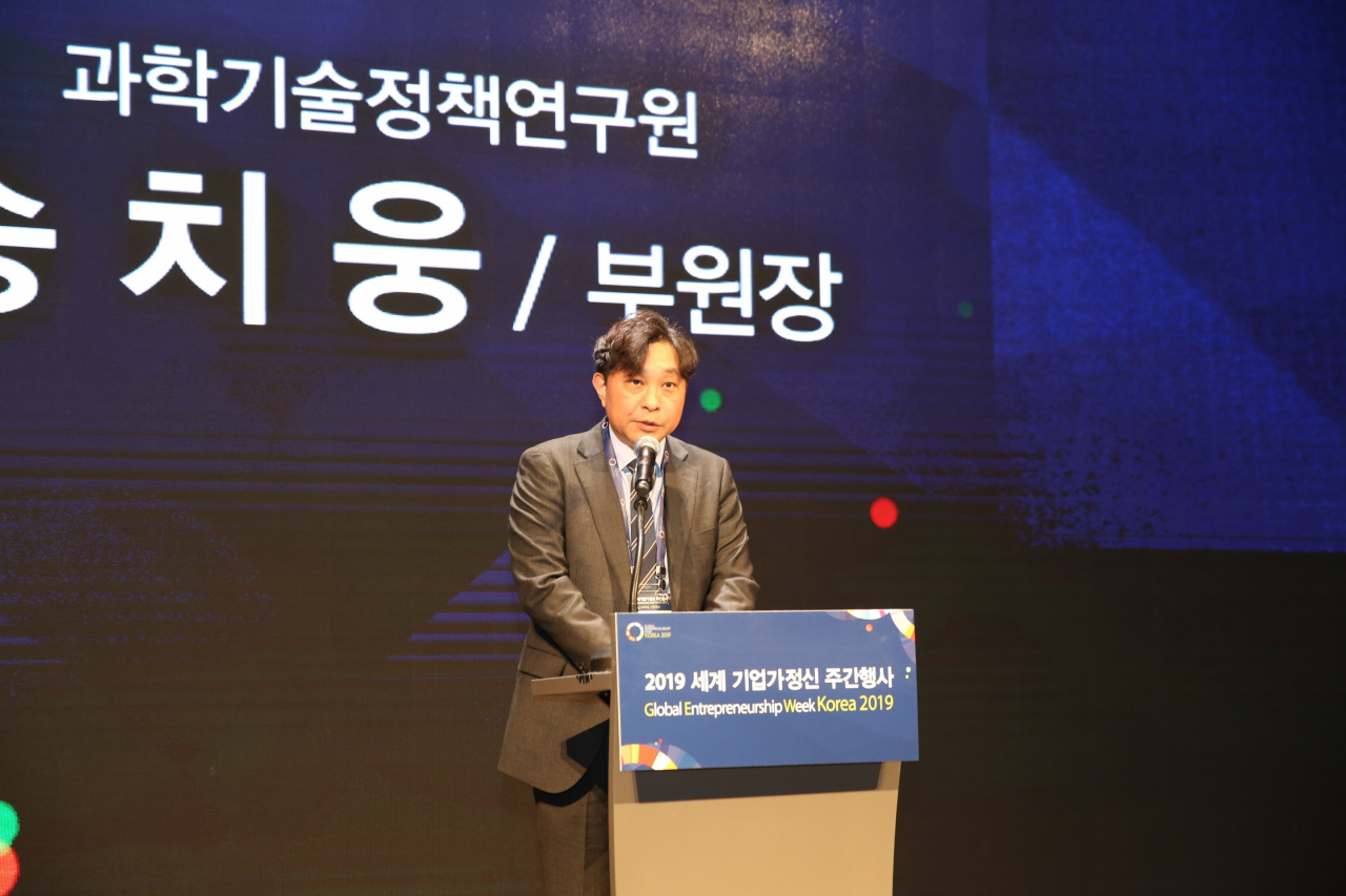 송치웅 STEPI 부원장이 12일 열린 ‘제430회 과학기술정책포럼’에서 격려사를 하고 있다.[STEPI 제공]