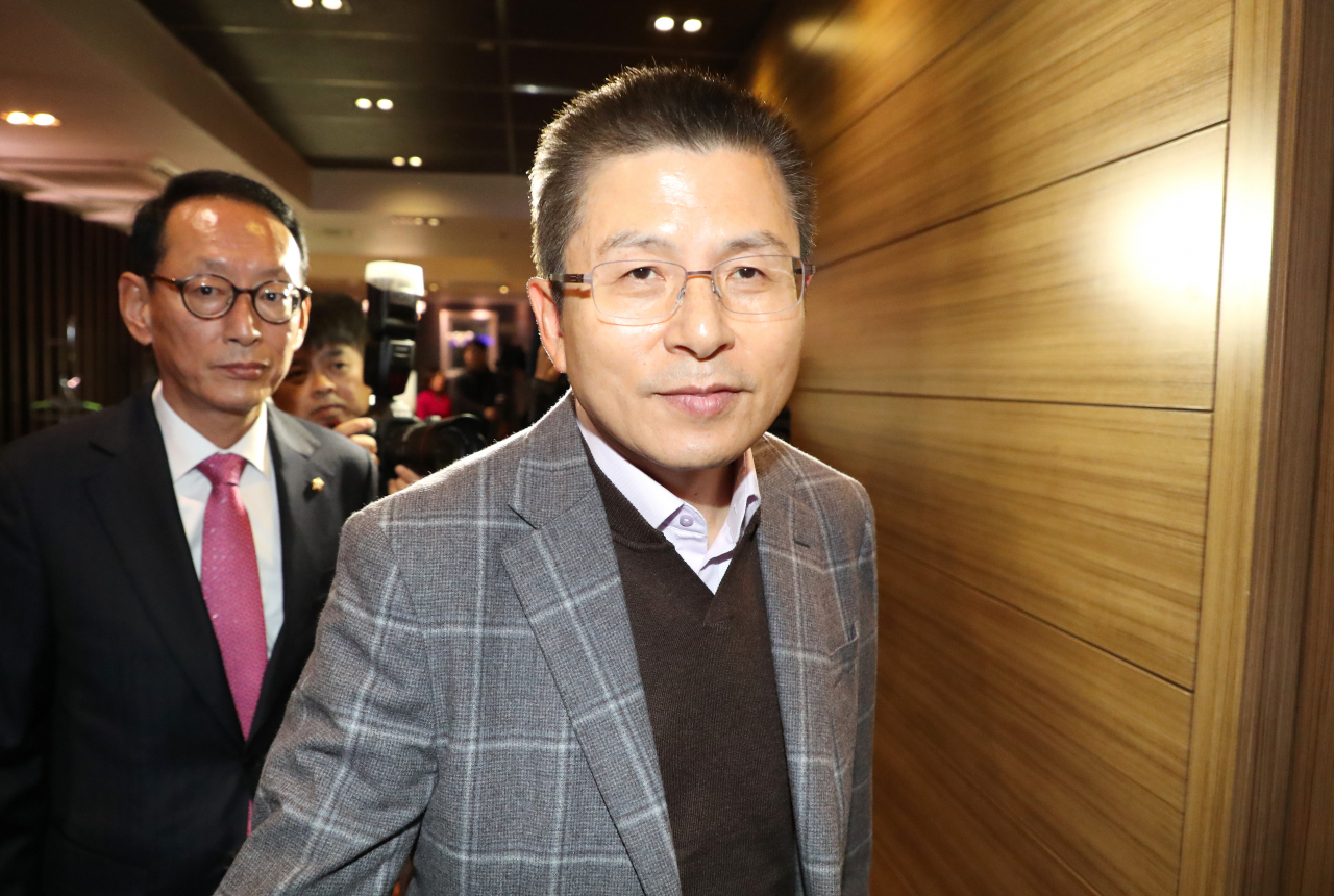 황교안 자유한국당 대표가 12일 수도권·충청권 중진 의원들과의 오찬을 위해 서울 여의도에 있는 한 식당으로 들어서고 있다. [연합]