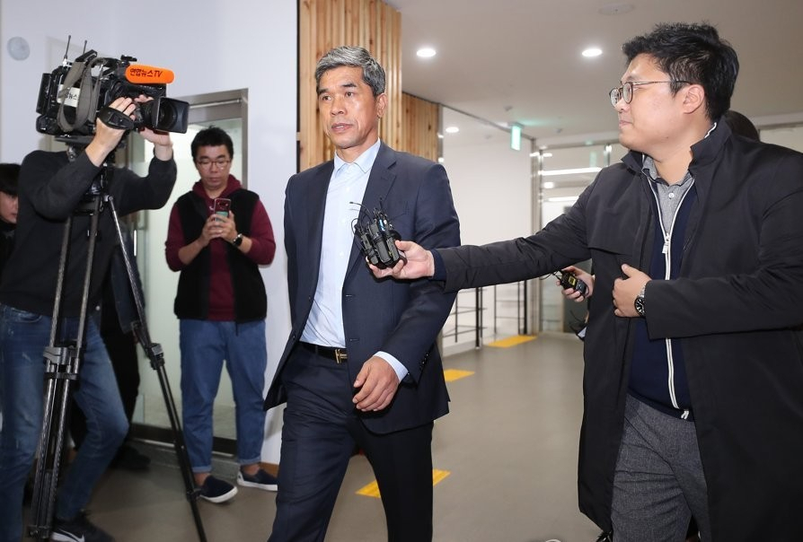 축구부 운영비 횡령과 성폭력 의혹으로 대한축구협회에서 영구제명 징계를 받고 재심 청구를 한 정종선 전 한국고등학교축구연맹 회장이 12일 오후 서울 송파구 올림픽문화센터에서 열린 스포츠공정위원회에 출석하고 있다. [연합]