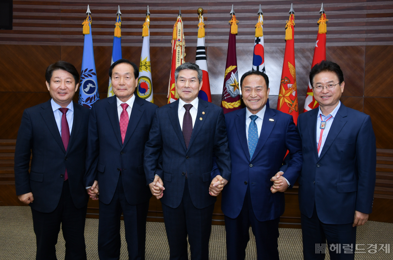 대구경북통합신공항 이전부지 선정위원회에 참석한 4개 지자체장과 정경두 국방부장관.[대구시 제공]