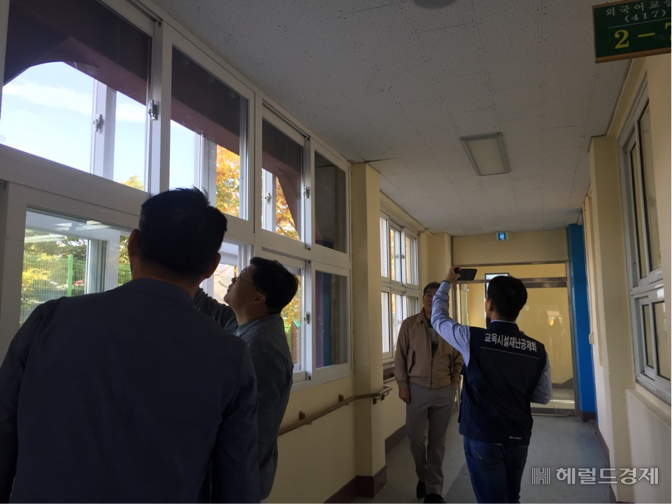 수능시험장 안전점검 모습.[경북도교육청 제공]