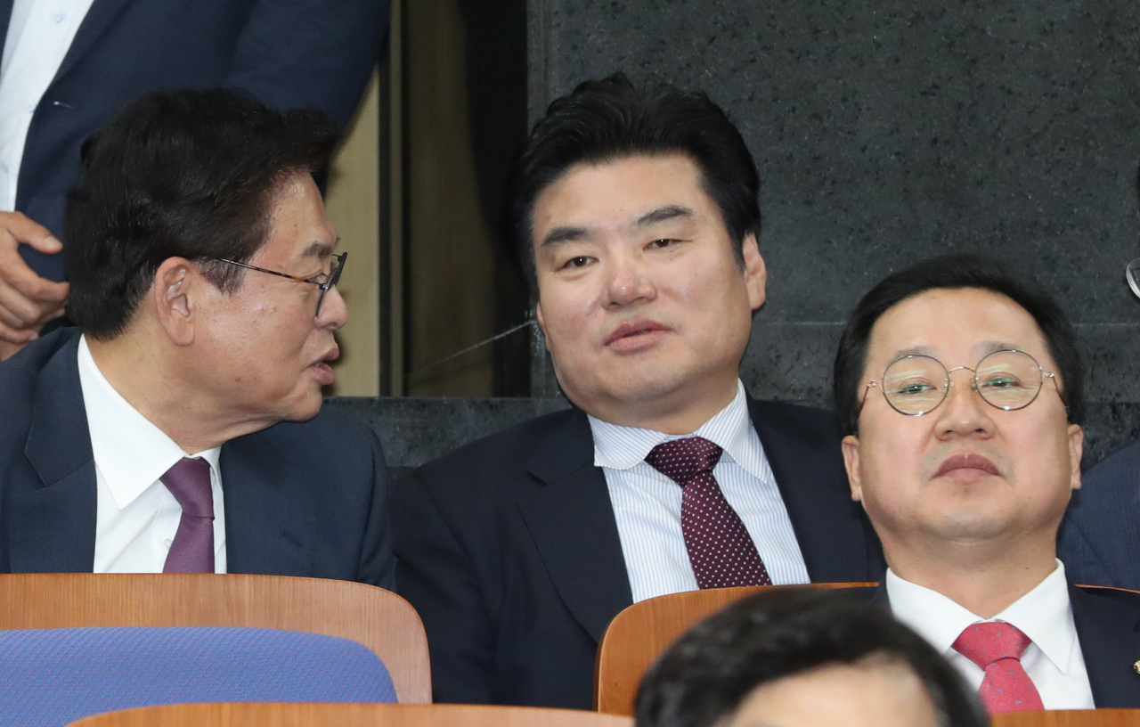 자유한국당 보수대통합추진단장에 내정된 원유철 의원(왼쪽두번째)이 12일 오후 국회에서 열린 정책의총에서 정우택 의원(왼쪽)과 이야기하고 있다. [연합]