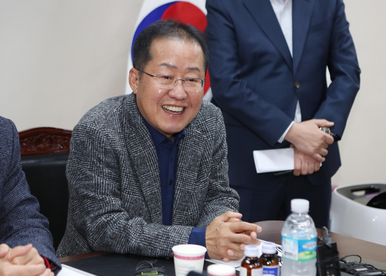 자유한국당 홍준표 전 대표가 12일 오후 대구 서문시장을 방문한 자리에서 기자들의 질문에 답하고 있다. [연합]