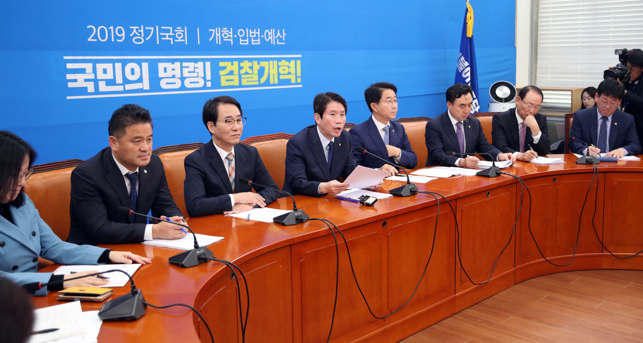 더불어민주당 이인영 원내대표(왼쪽 네번째)가 12일 오전 국회에서 열린 원내대책회의에서 발언하고 있다. 연합뉴스