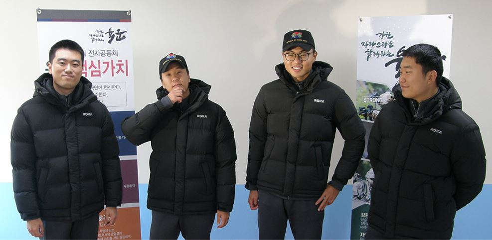 22사단 병사들이 군 사상 최초로 보급된 군용 패딩점퍼를 입고 기뻐하고 있다.[사진=국방부]