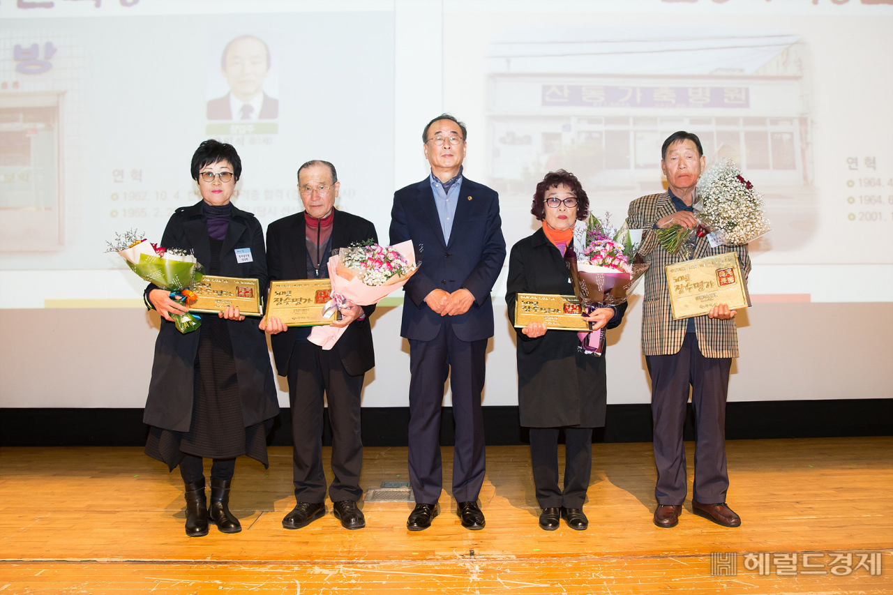 구미시는 구미국가공단 50주년을 기념해 업소 4곳에 50년 장수명가 인증서를 수여했다.[구미시 제공]