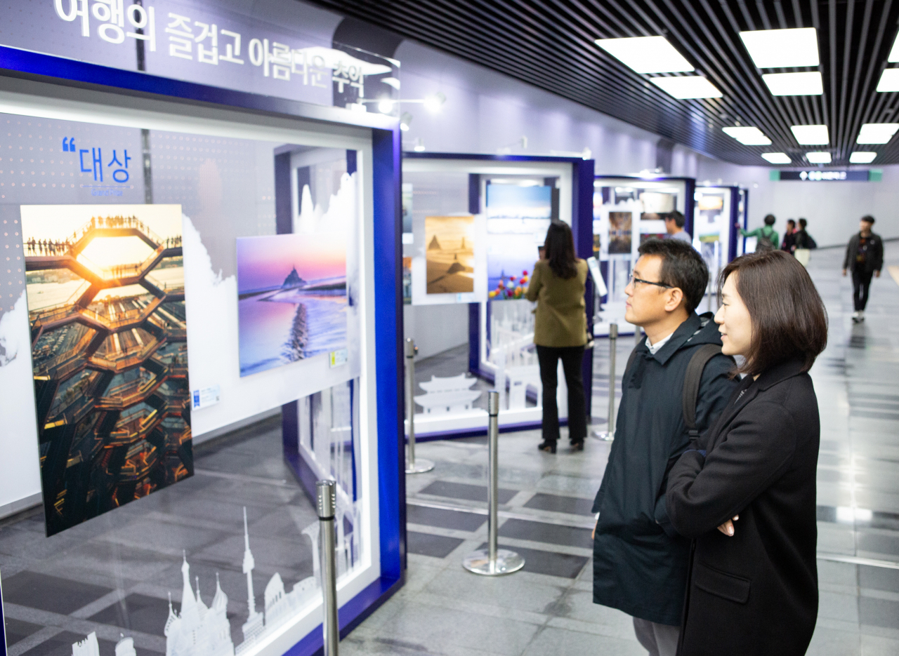 대한항공이 12월 2일까지 서울 용산구 소재 국립중앙박물관 나들길에서 ‘제26회 대한항공 여행사진 공모전’ 전시회를 개최한다. 일반 시민들이 전시된 작품사진을 둘러보고 있다. [대한항공 제공]