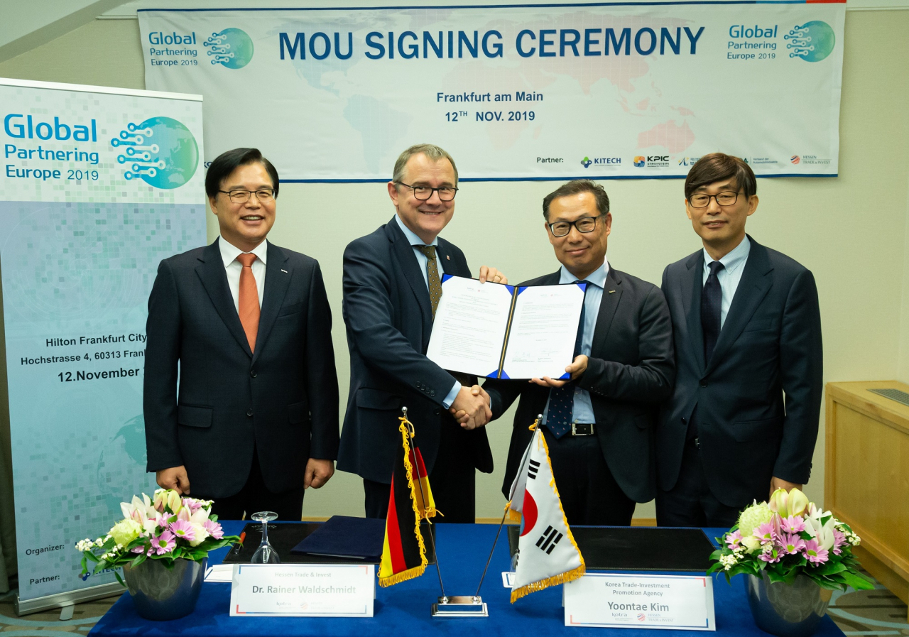 KOTRA와 독일 헤센주 무역투자진흥기관이 업무협약(MOU)를 체결하고 기념 사진을 찍고 있다. 왼쪽부터 권평오 KOTRA 사장, 라이너 발트슈미트 헤센주 무역투자진흥기관장, 김윤태 KOTRA 유럽지역본부장, 금창록 프랑크푸르트 총영사.