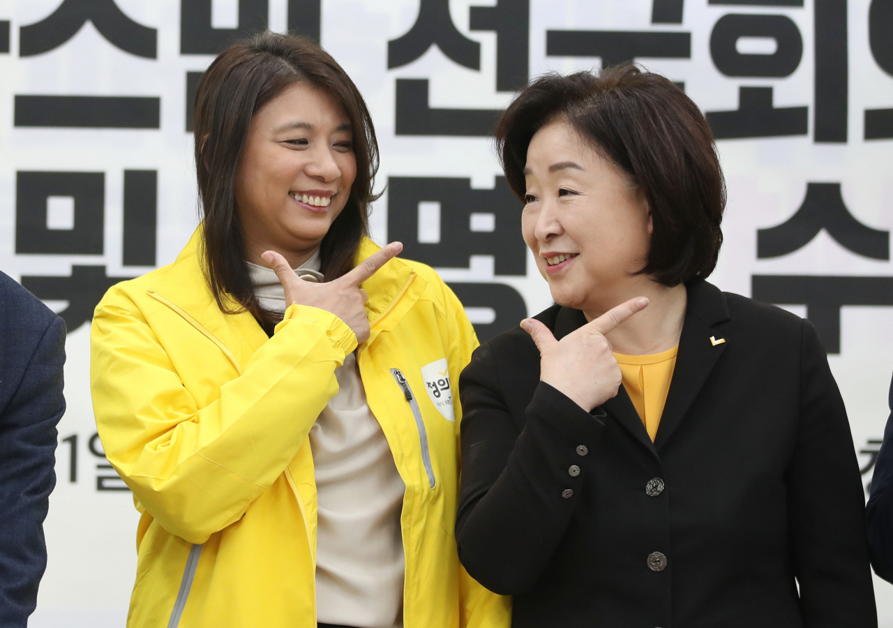 19대 국회 당시 자유한국당의 전신 새누리당에서 활동한 이자스민 전 의원(왼쪽)이 11일 국회에서 열린 정의당 입당식에서 심상정 대표와 포즈를 취하고 있다. [연합]