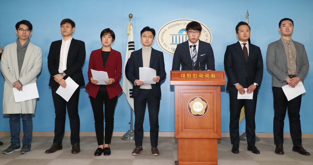 자유한국당과 바른미래당에서 활동하는 청년단체 대표들이 8일 오후 국회 정론관에서 보수통합을 촉구하는 기자회견을 하고 있다. [연합]