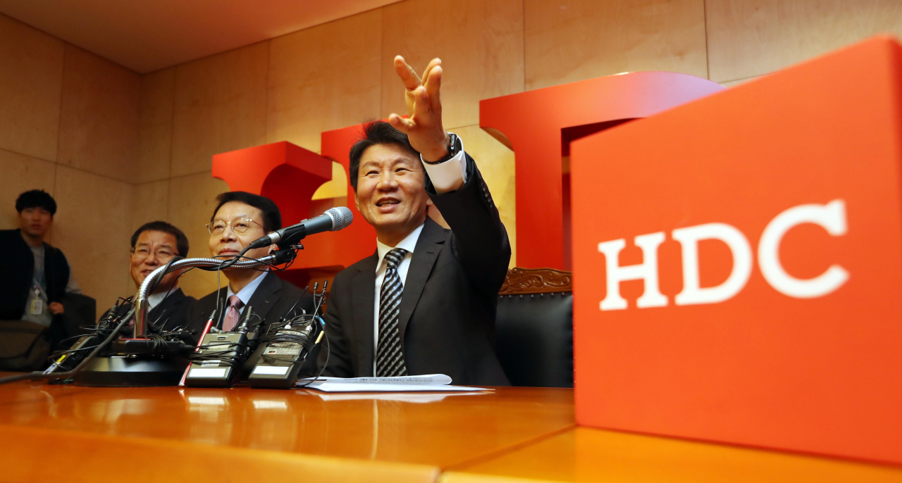 정몽규 HDC현대산업개발 회장이 지난 12일 오후 서울 용산구에 있는 본사 대회의실에서 아시아나항공 인수 우선협상대상자 선정 관련 기자회견을 하고 있다. [연합]
