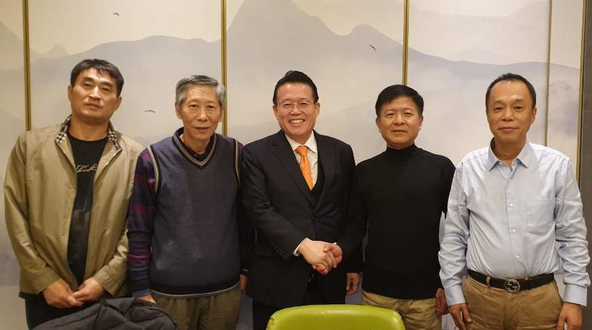 권기식 한중도시우호협회장〈사진 중앙〉이 왕하이보 지우신그룹 부회장〈사진 우측서 두번째〉 등 중국 기업인들과 간담회 후 기념사진을 촬영했다.