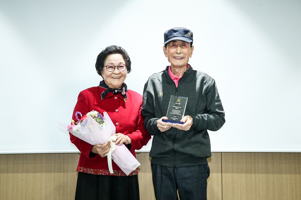 맥도날드는 최고령 시니어 크루인 임갑지님을 위한 특별한 은퇴식을 진행했다고 13일 밝혔다. 은퇴식에 참석한 임갑지 크루(오른쪽)와 아내 최정례 여사(왼쪽)의 모습. [한국맥도날드 제공]