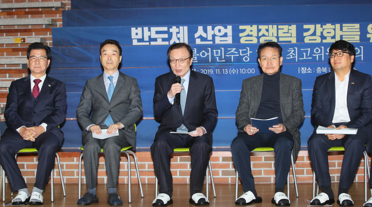 더불어민주당 이해찬 대표가 13일 충북 청주시 오창읍에 위치한 반도체 기업 네패스 공장에서 열린 반도체산업 경쟁력 강화를 위한 현장최고위원회의에서 반도체 산업 지원 등에 관해 발언하고 있다. 연합뉴스