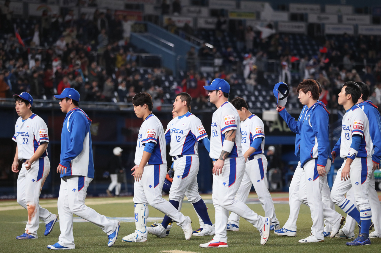 지난 12일 일본 지바현 조조 마린스타디움에서 열린 2019 세계야구소프트볼연맹(WBSC) 프리미어12 슈퍼라운드 2차전 대만과 경기에서 0-7로 완패한 한국 야구 대표팀 선수들이 관중석을 향해 인사한 뒤 허탈한 표정으로 경기장을 나서고 있다. [연합]
