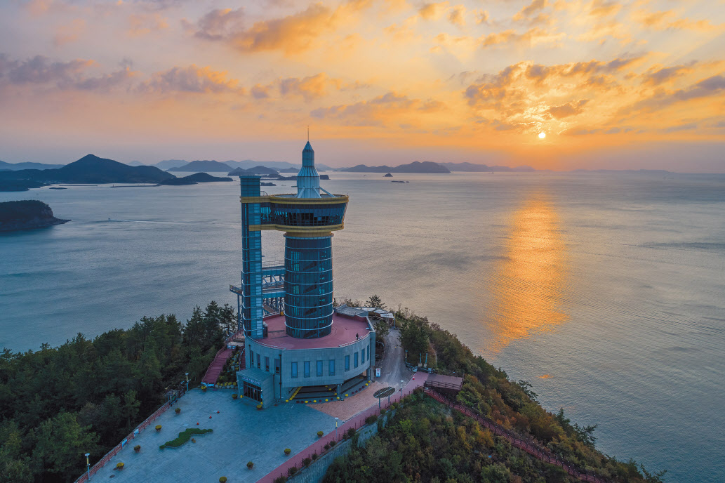 우주발사전망대 뒤에서 바라본 일출.