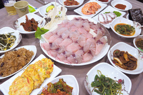 고흥 다도해회관 삼치회 상차림.