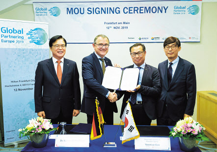 KOTRA와 독일 헤센주 무역투자진흥기관이 업무협약(MOU)를 체결하고 기념 사진을 찍고 있다. 왼쪽부터 권평오 KOTRA 사장, 라이너 발트슈미트 헤센주 무역투자진흥기관장, 김윤태 KOTRA 유럽지역본부장, 금창록 프랑크푸르트 총영사.