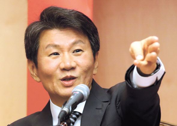 정몽규 HDC그룹 회장이 12일 오후 서울 용산구에 위치한 본사 대회의실에서 아시아나항공 인수 우선협상대상자 선정 관련 기자회견을 하고 있다. [연합]
