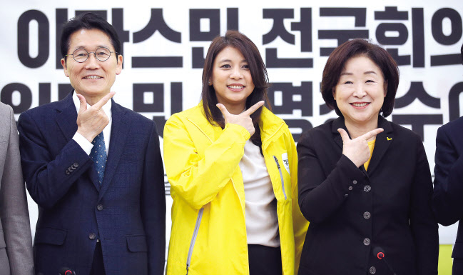 19대 국회 당시 자유한국당의 전신 새누리당에서 활동한 이자스민 전 의원(가운데)이 지난 11일 국회에서 열린 정의당 입당식에서 기념촬영을 하고 있다. 왼쪽부터 윤소하 원내대표, 이자스민 전 의원, 심상정 대표. [연합]