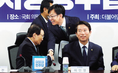 이해찬 더불어민주당 대표(왼쪽부터)와 김상조 청와대 정책실장이 12일 오후 국회의원회관에서 열린 민생경제활력 제고를 위한 당정청·지방정부 합동회의에서 인사하고 있다. 오른쪽은 이인영 원내대표. [연합]