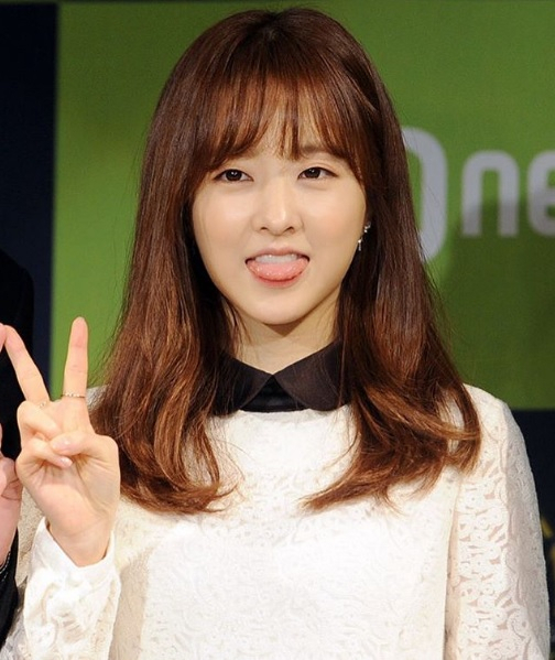 배우 박보영이 옛날에 입었던 팔 부상 치료를 위해 6개월 동안 휴식을 갖는다고 12일 팬들과의 소통 과정에서 밝혔다.