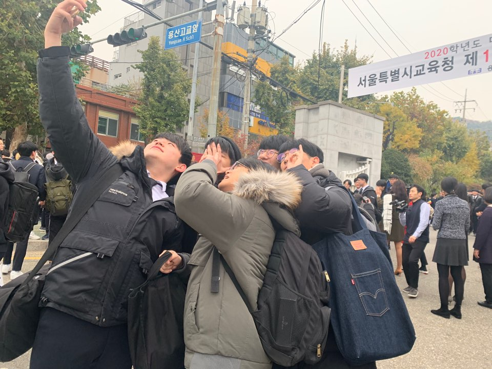 수능시험을 하루 앞둔 13일 기념사진을 찍고 있는 서울 용산고등학교 학생들.