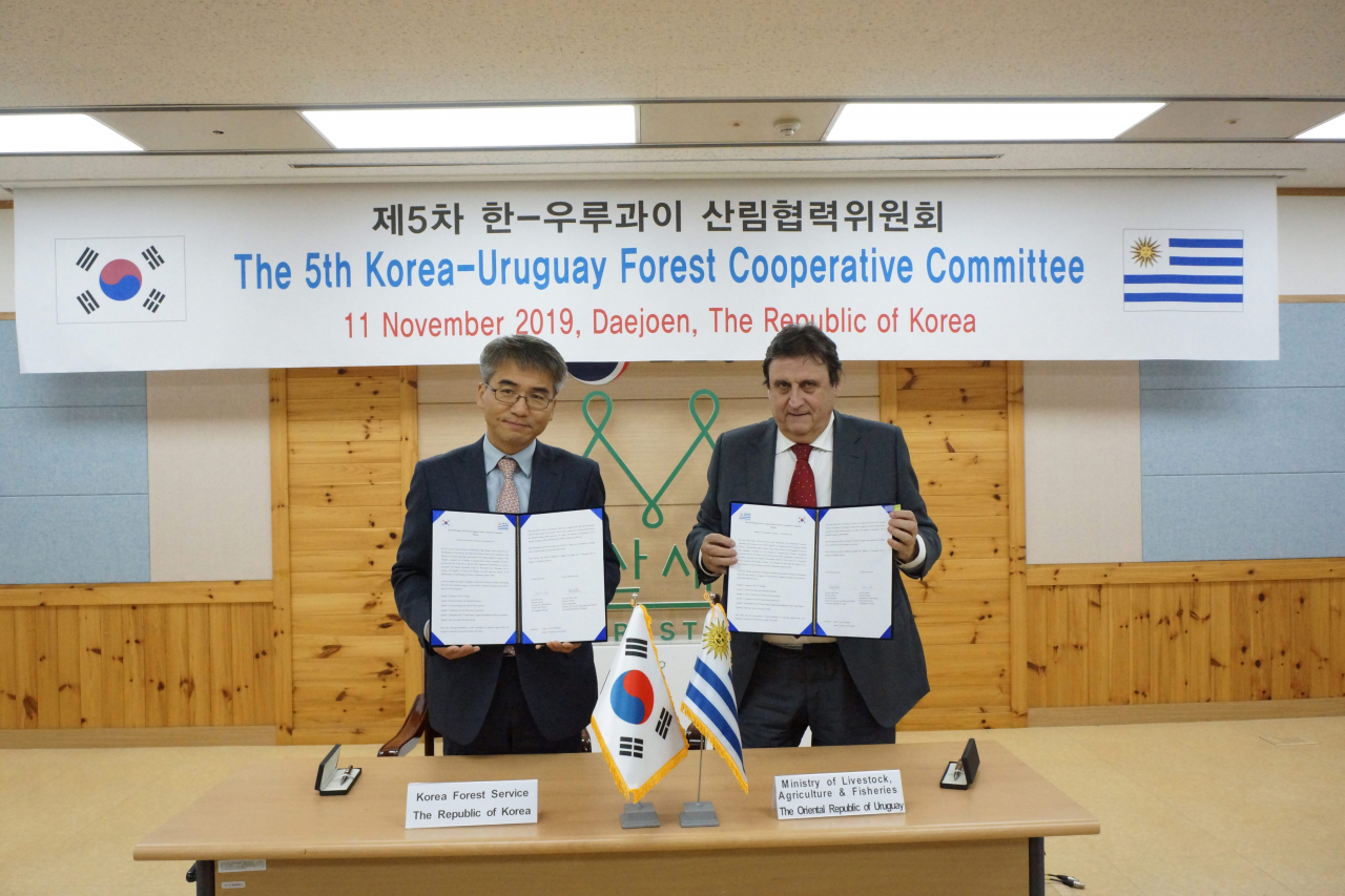 한-우르과이 산림협력위원회 합의 회의록 서명(좌로부터 고기연 국제산림협력관, 우르과이 뻬드로쑤스 산림국장)
