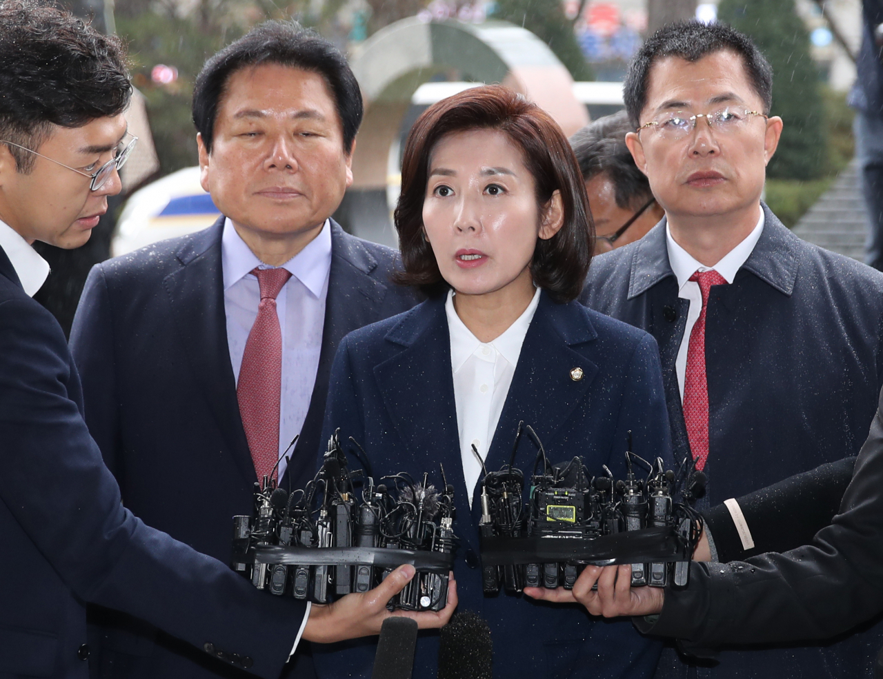 자유한국당 나경원 원내대표가 '패스트트랙(신속처리안건) 충돌 사건'과 관련, 13일 오후 서울 양천구 서울남부지검에 출석하며 취재진을 향해 발언하고 있다. [연합]