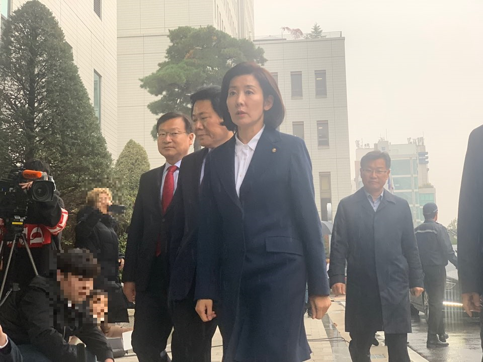 2019년 11월 13일 오후 2시 나경원 자유한국당 원내대표가 지난 4월 발생한 국회 패스트트랙 충돌 사건 조사를 받기 위해 서울남부지방검찰청으로 들어오고 있다. [사진=박상현 기자]