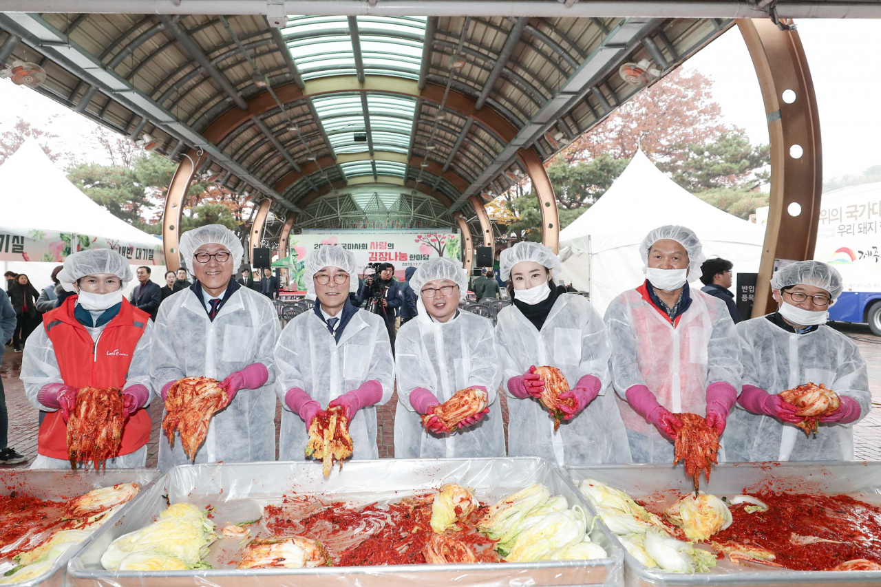 왼쪽부터 현정화감독, 신창현의원, 김낙순회장, 이재영 과천부시장이 관계자들과 '사랑의 김장 나눔 한마당'에서 직접 김치를 담그고 있다. [한국마사회 제공]