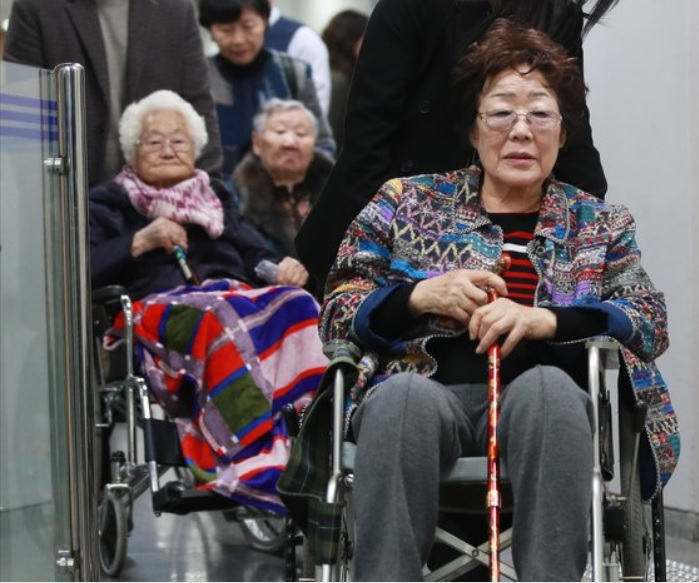 일본군 위안부 피해자 이용수 (오른쪽부터), 길원옥, 이옥선 할머니가 13일 오후 서울 서초동 중앙지법에서 열린 일본 정부 대상 손해배상 청구 소송의 첫 재판을 마친 뒤 법정을 나서고 있다. [사진 연합]