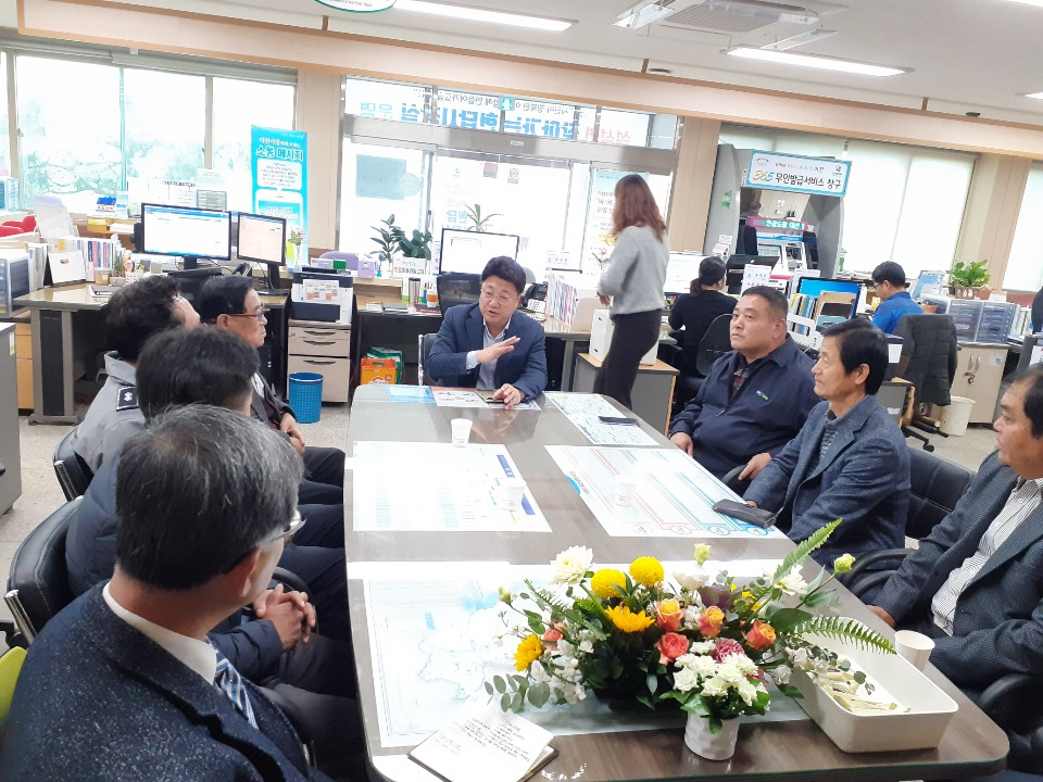 엄태준 이천시장(가운데)은 설성면에서 열번째 현답시장실을 운영했다. [이천시 제공]