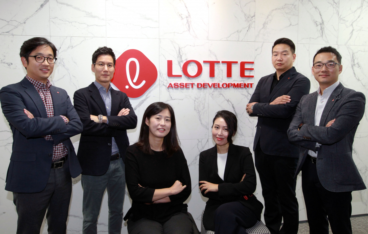 롯데자산개발 디자인팀. 왼쪽부터 김준영 책임, 이인재 책임, 김선주 대리, 염태연 책임, 주익환 팀장, 조민상 책임.