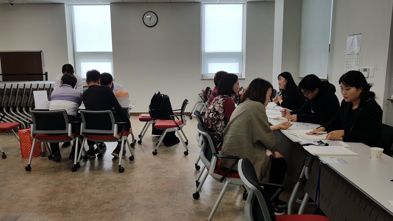 농업인을 대상으로 호흡기 건강검진을 하고 있는 모습. [경기도 제공]
