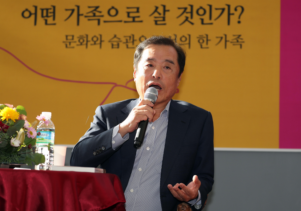 김병준 자유한국당 전 비대위원장이 12일 오후 대구시 중구 김광석 다시 그리기 길 콘서트홀에서 열린 자신의 책 '아빠, 세상에서 가장 무거운 이름'의 북 콘서트에 참석해 인사말을 하고 있다. [연합]