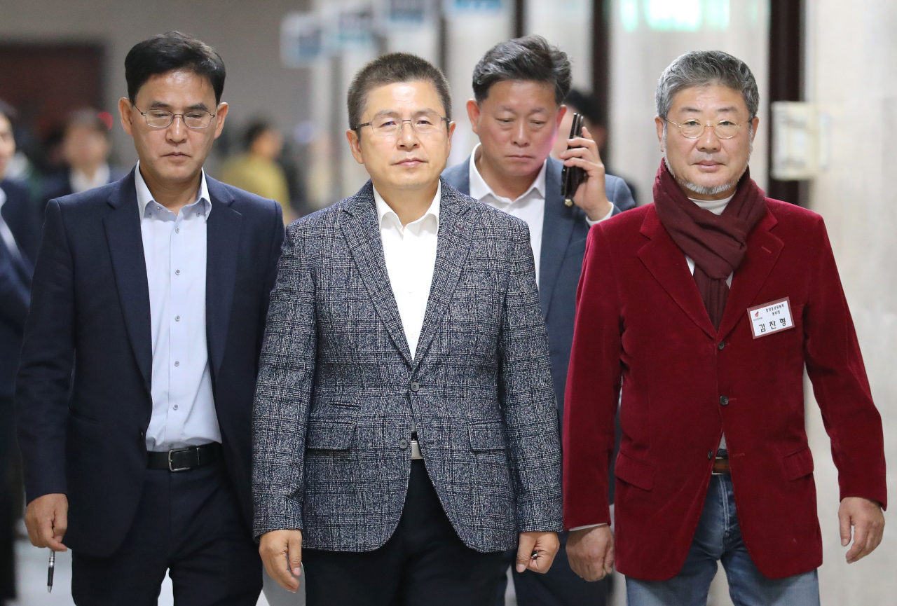 황교안 자유한국당 대표(왼쪽 두번째)가 13일 오전 국회에서 열린 당 홍보위원회 임명장 수여식에 참석하고 있다. [연합]