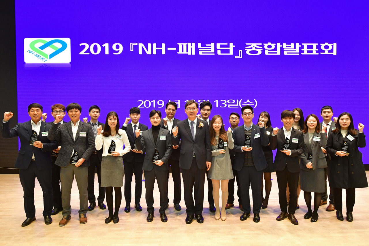 이대훈 은행장(첫줄 가운데)과 직원패널들이 13일 'NH-패널단' 종합발표회에서 기념촬영을 하고 있다.