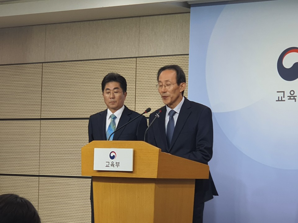 심봉섭 수능출제위원장(서울대 불어교육과 교수)이 14일 세종시 교육부에서 2020학년도 대학수학능력시험 출제 기본 방향에 대해 브리핑을 하고 있다. 사진 왼쪽부터 성기선 한국교육과정평가원장, 심봉섭 수능 출제위원장. 세종=박세환 기자/ greg@heraldcorp.com